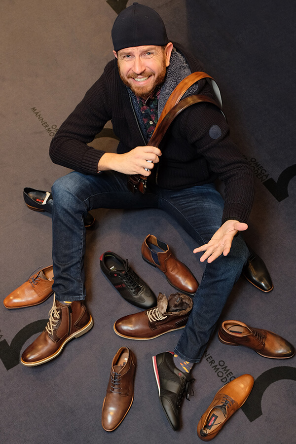 Männlcihes Model hat die Qual der Wahl an Schuhen